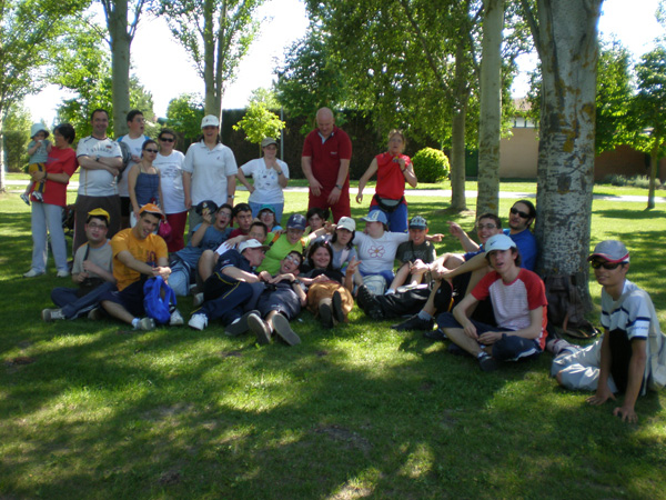 Grupo de participantes en la tarde de juegos y merienda.