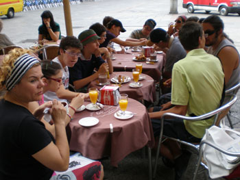 Momento del desayuno en la terraza del Novelty en la Plaza Mayor.