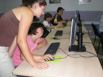 En la Academia ECI navegando, con el apoyo de los monitores.