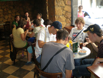 El grupo tomando un pincho a media mañana, como mandan las costumbres nacionales.