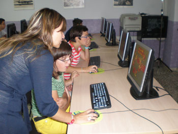 Gozo Merino, Concejala de Juventud de Ayto. realizando el puzzle.