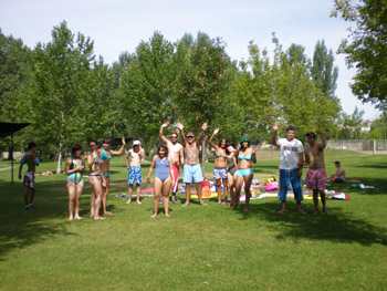 El grupo, en la piscina de la Aldehuela, saludando a la cámara.