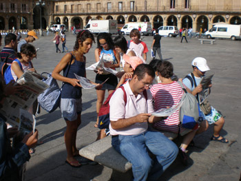 En la Plaza Mayor leyendo la noticia del dgratis que habla de nosotros.