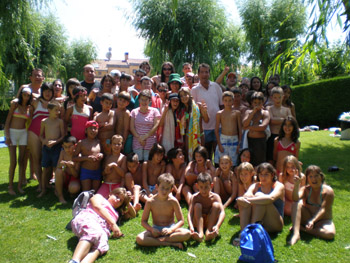 Foto de grupo durante la celebración del Encuentro con los niños y jóvenes de la Semicolonia de Carbajosa.