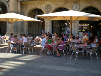 Desayunando en el Café Novelty, en la Plaza Mayor.