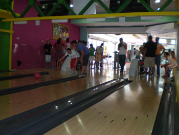 Momento de juego en el Torneo de Bolos.