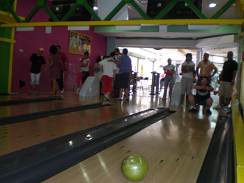 Momento de juego en el Torneo de bolos.