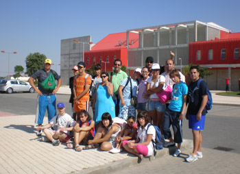 Foto de grupo el día de la jornada de encuentro con la Semicolonia de los Villares.