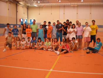 Foto de grupo con los niños y jóvenes de la semicolonia de los Villares de la Reina.