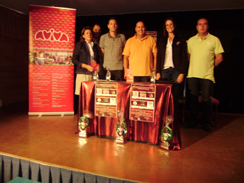 Foto con los organizadores de la muestra.