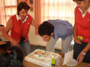 Pablo en el momento de soplar las velas de su cumpleaños