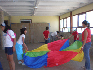 Participantes en los juegos con paracaidas