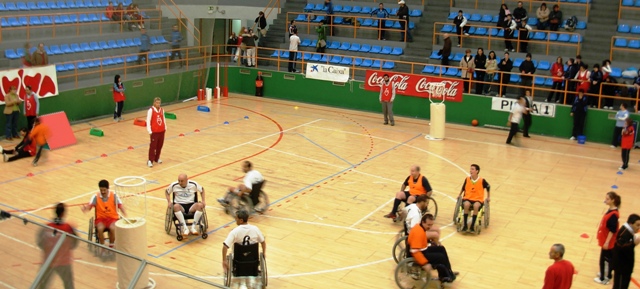 panorámica del pabellón de la alamedilla, baloncesto en silla de ruedas y atletismo divertido