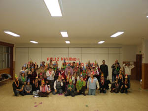 Foto de familia con los regalos de la bolsa de cotillón-fiesta