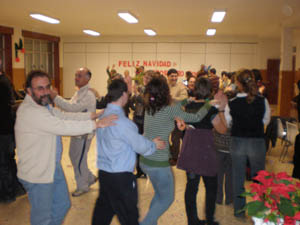 Como los jóvenes no se querían ir, los padres se unieron a la fiesta.