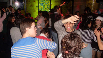 Los jóvenes bailando en la discoteca