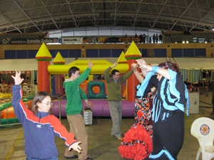Participantes bailando sevillanas