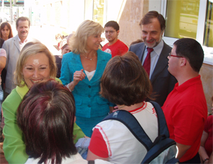 Amparo Valcarce saluda, a su llegada, a los jóvenes de AVIVA.