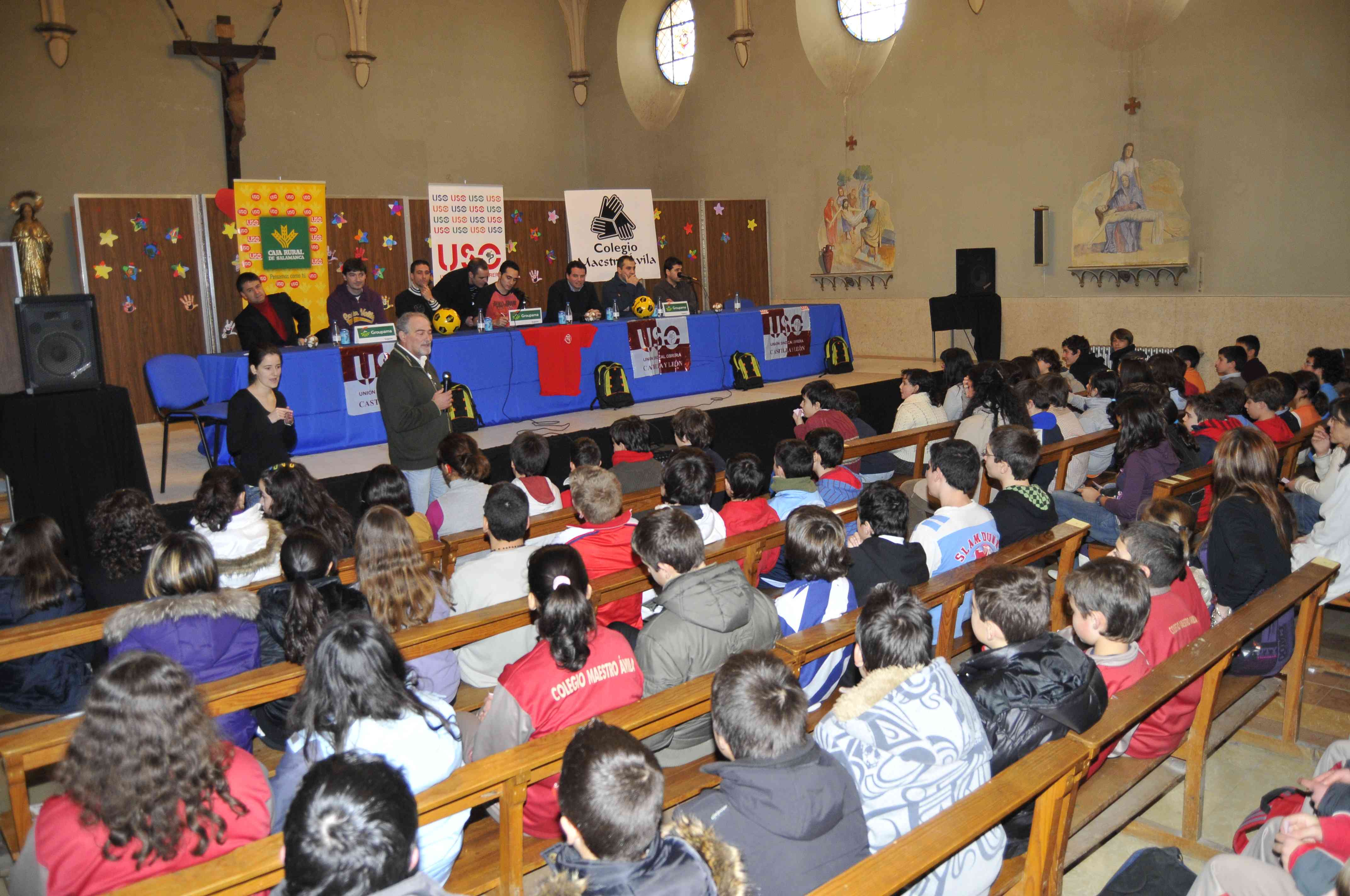 Alumnos y profesores en el Colegio Maestro Ávila