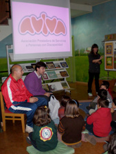 Técnicos de AVIVA charlan con los niños sobre las Personas con disCAPACIDAD.