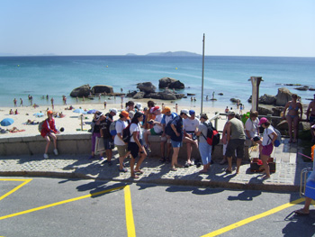 Llegada a la Playa de la Lanzada para broncear los cuerpos de los artistas.