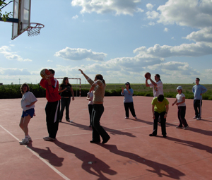 Momento del partidillo de baloncesto