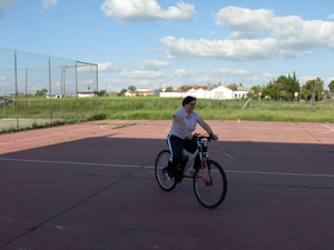 Inma disfrutando del paseo en bicicleta