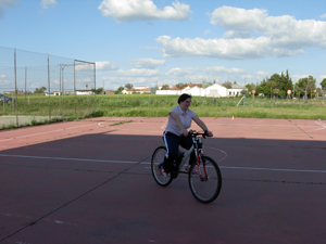 Inma disfrutando del paseo en bicicleta