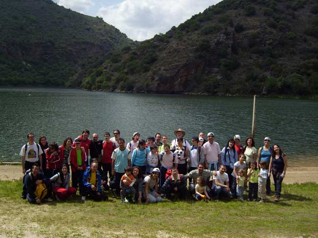 El grupo de senderistas en la Playa del Rostro