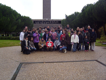 Foto de grupo a la entrada del recinto del Museo del Traje.