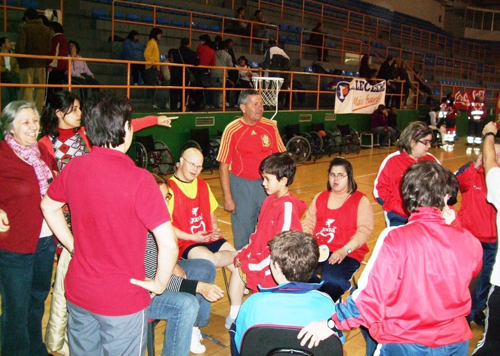 Taller de juegos de Afibrosal y deportistas de Aviva