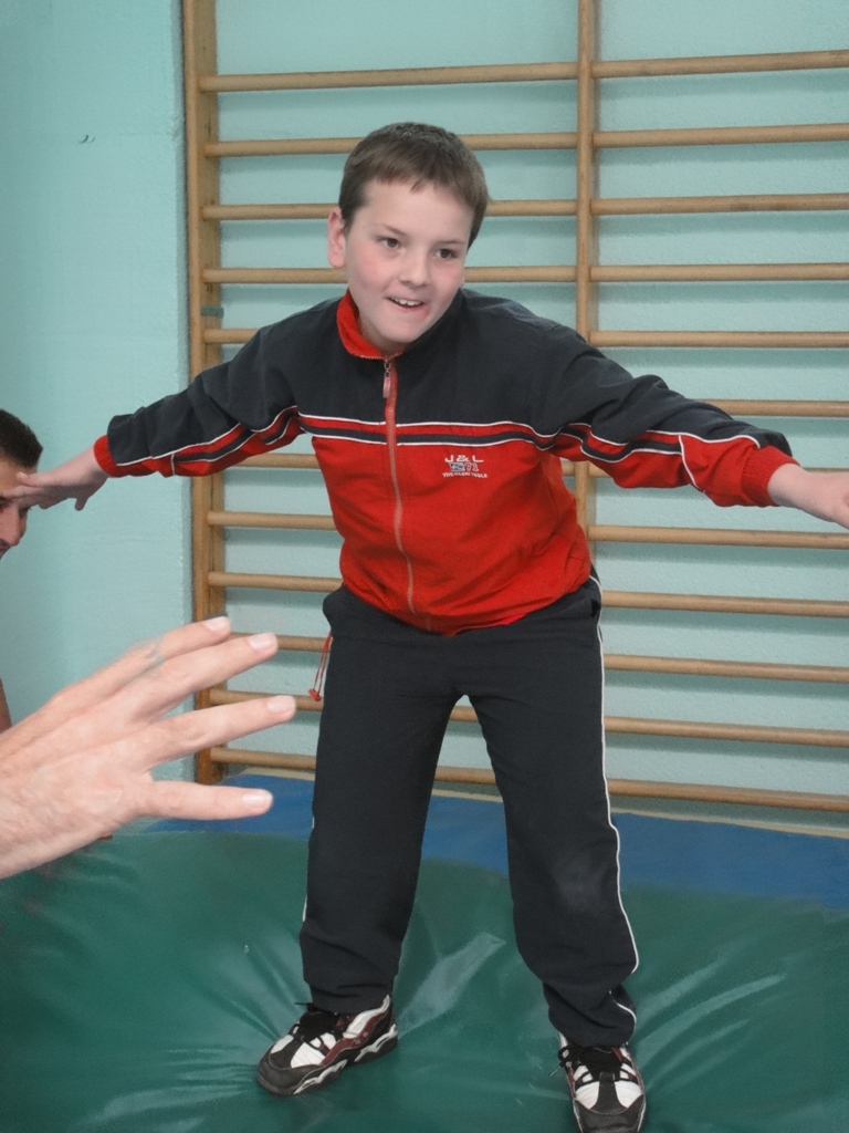 Alumno realizando deporte adaptado en el Centro Educativo José Herrero