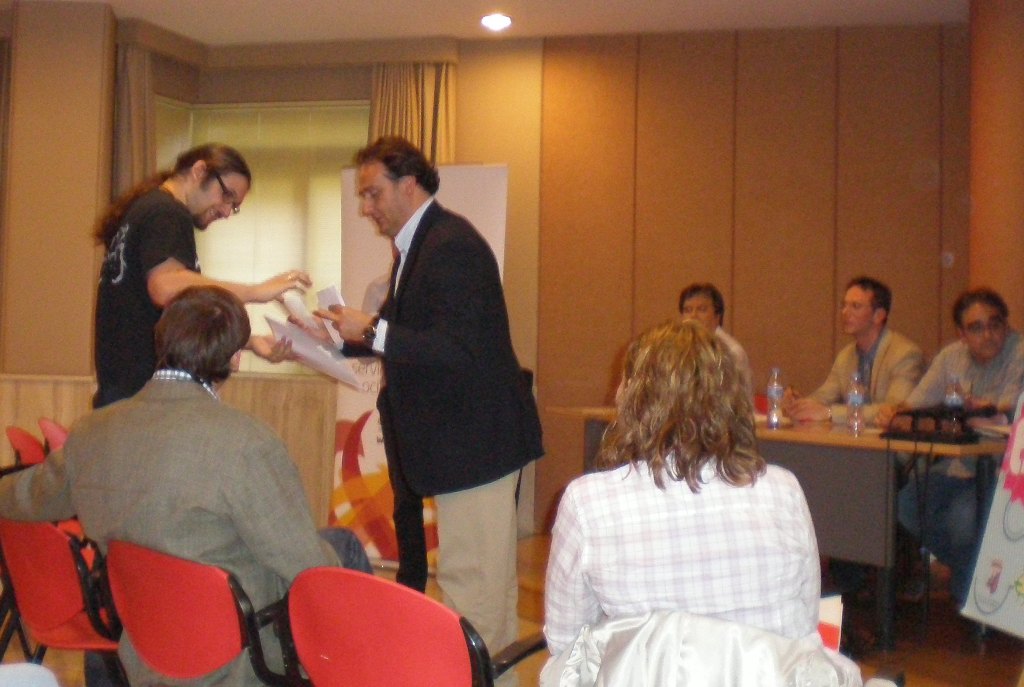 Alex recibe su diploma de manos del Concejal de Deportes Jorge Recio