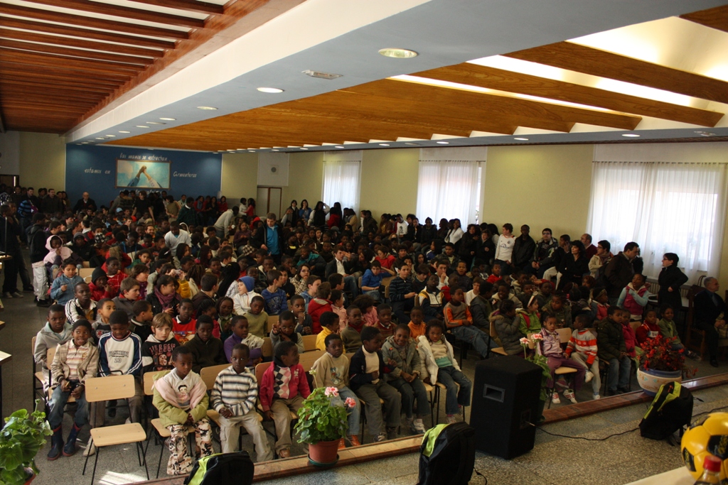 Alumnos del colegio en el salón de actos