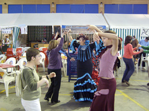 Participantes bailando sevillanas