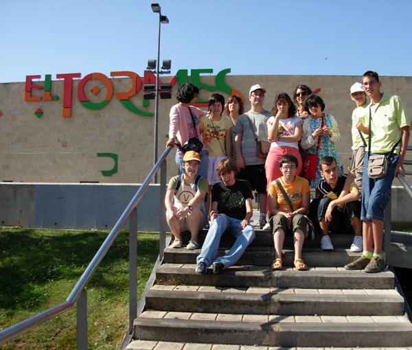 Grupo de participantes a la puerta del centro comercial El Tormes en una mañana dedicada a las rebajas.