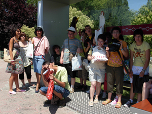 Grupo de participantes tras las compras esperando el Autobús de regreso.