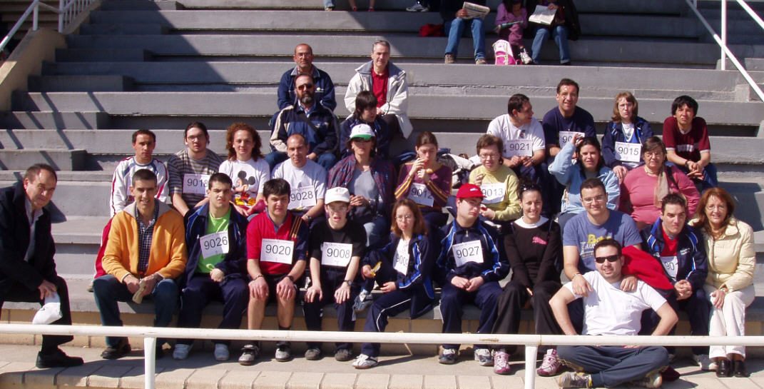 Deportistas, familias y voluntarias en la jornada de atletismo