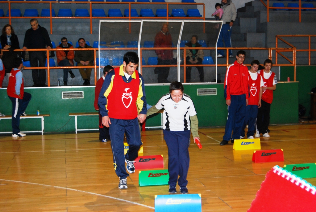 Atletismo divertido salto de minivallas