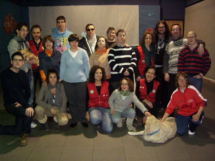 Foto de familia de los jóvenes de AVIVA con la Asoc. CONPERROS