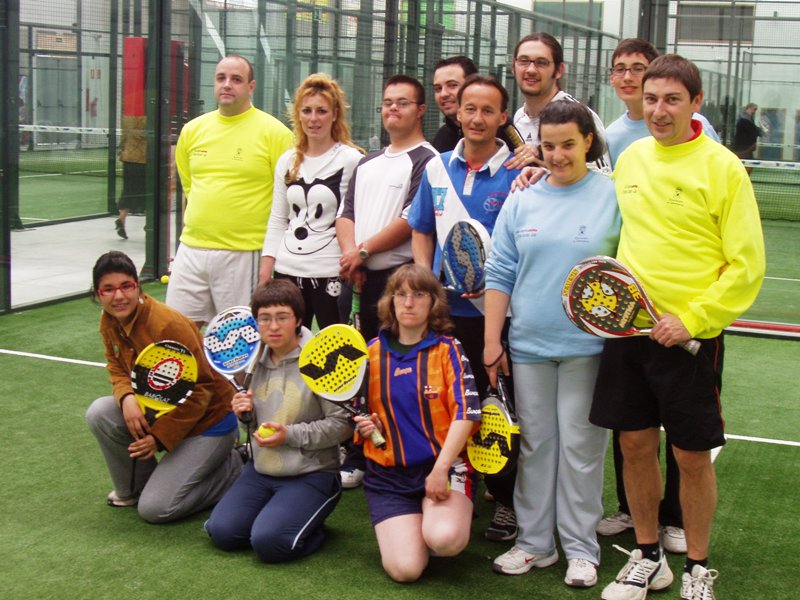 Alumnos y profesores de padel en la pistal de padel el Viñal