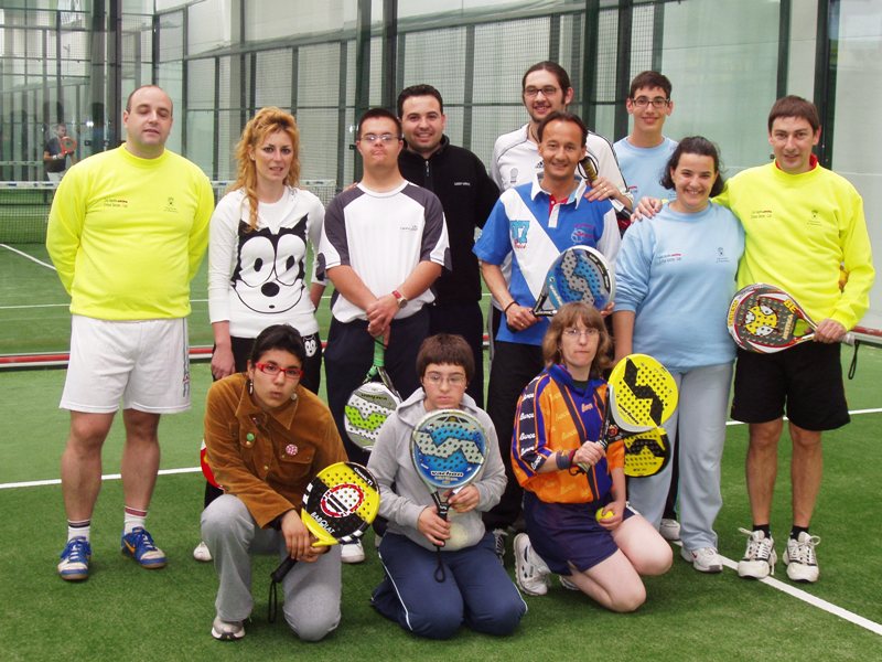 Foto deportistas y monitores de padel en las instalaciones del club de padel el viñal