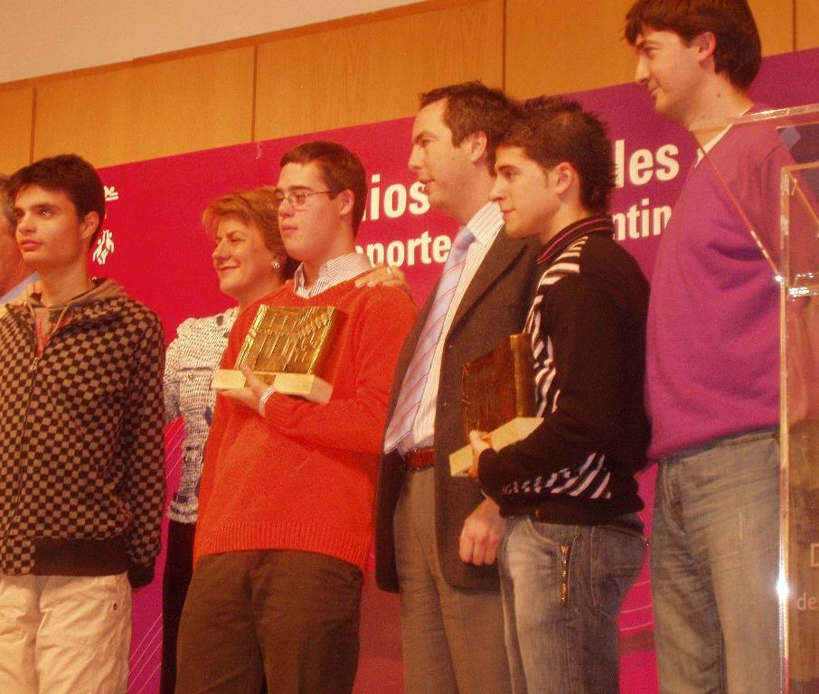 Alvaro y Jose Ramon recogen el preciado galardon acompañados de Marivi y Enrique Sanchez-Guijo