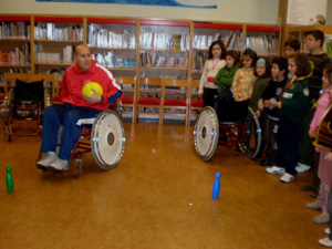 Técnicos de AVIVA realizan actividades de deporte adaptado en la sala de lectura.