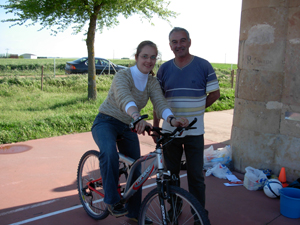 Emilio, el dueño de la bici junto a una participante de AVIVA