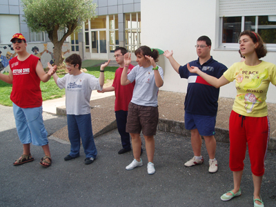 Grupo de supervivientes festejando la superación de una prueba