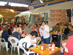 Participantes tomando algo en una de las casetas de la feria