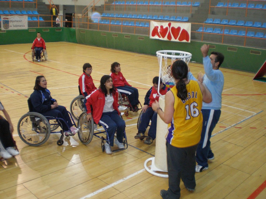 Deportistas de Aviva jugando a baloncesto en silla de ruedas