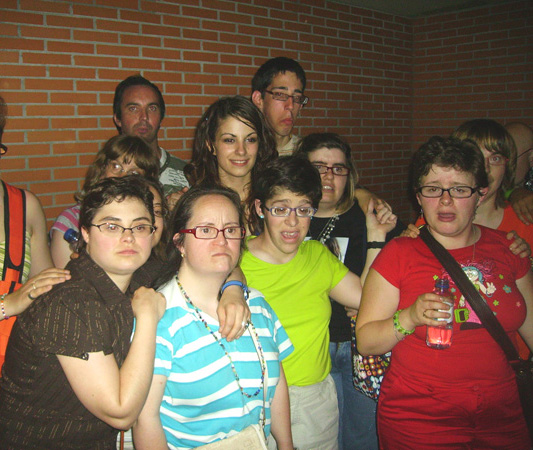 Jóvenes de AVIVA posan, después del concierto, con Vicky, la ganadora, en los camerinos del Multiusos