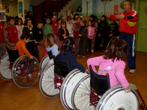 Los niños asistentes prueban las sillas de ruedas antes de los juegos.